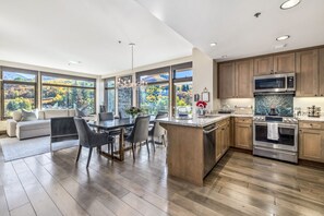 Frigorífic, microones, forn i placa de cuina 