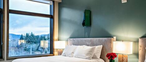 2 bedrooms, desk, iron/ironing board, travel crib