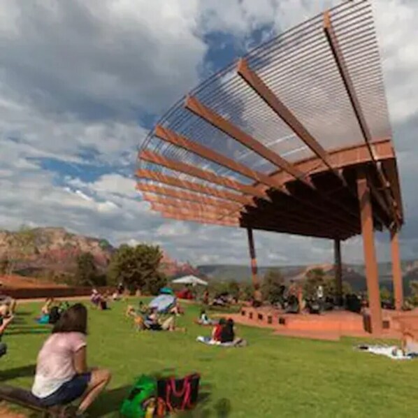 المنطقة المحيطة بالمنشأة