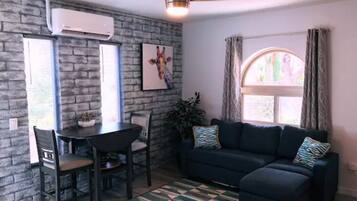 Smart TV, chimenea, libros y estéreo