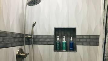 Regadera, amenidades de baño ecológicas, secadora de cabello, toallas