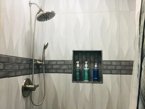 Dusche, umweltfreundliche Kosmetikartikel, Haartrockner, Handtücher