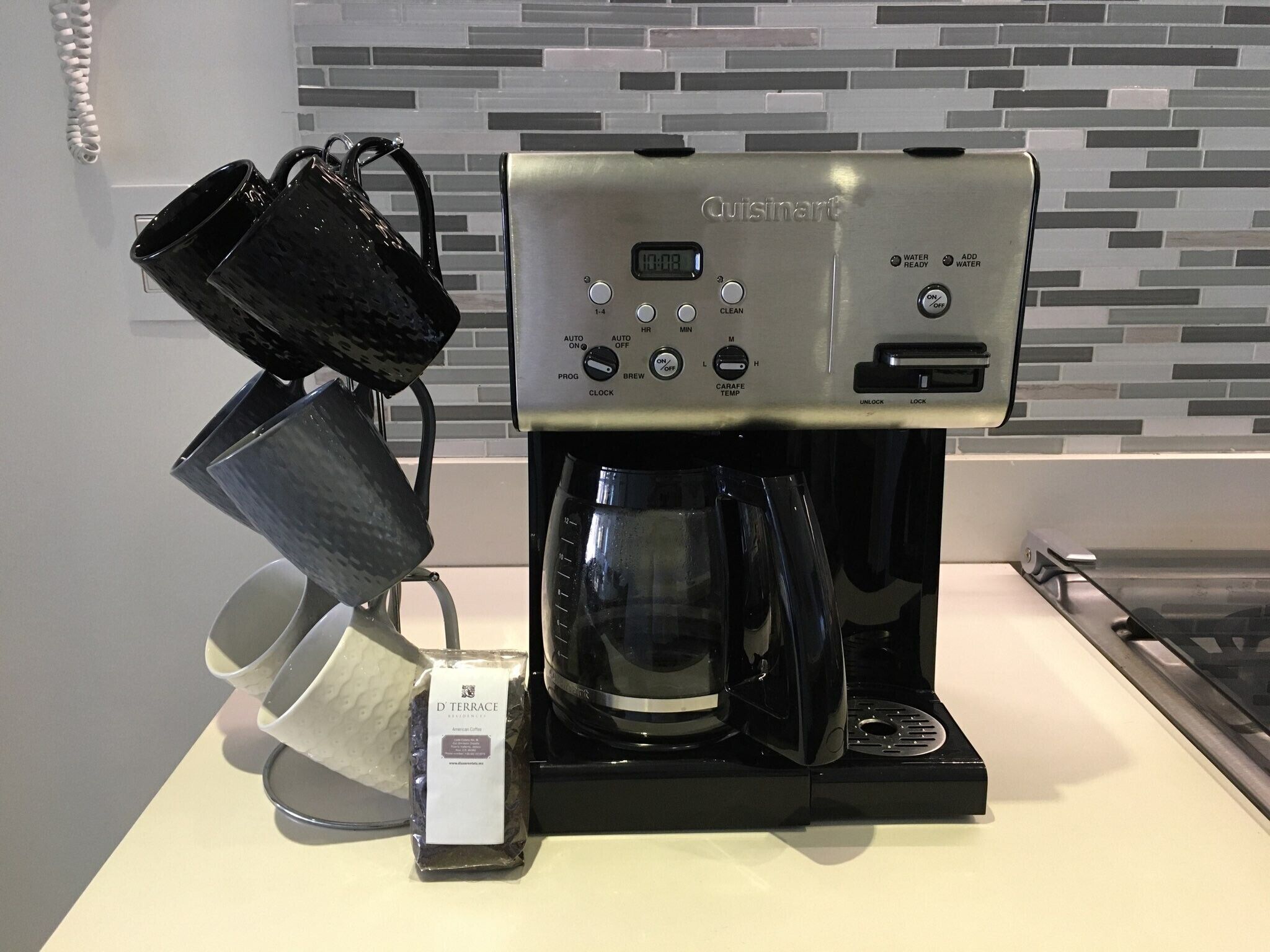 Une machine à café Cuisinart dotée d’un écran numérique, d’un panneau de commande et d’une verseuse à café.