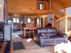 Télévision, cheminée, lecteur de DVD