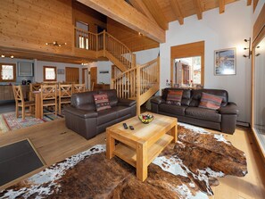 Fernseher, Kamin, DVD-Player