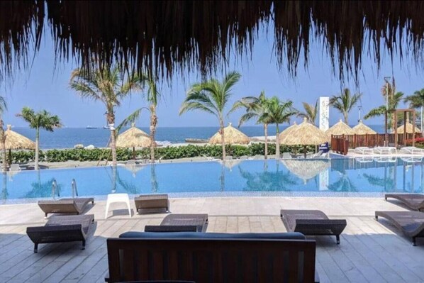 Una piscina al aire libre