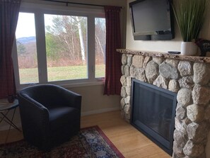 Fernseher, Kamin, DVD-Player