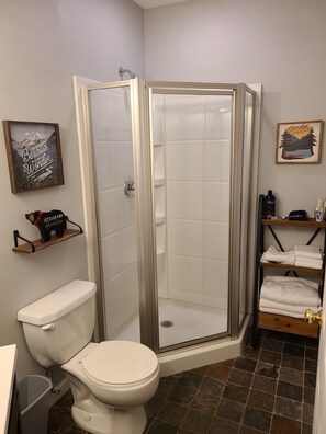 Shower, towels, toilet paper - The Alpine Oasis (Campton)