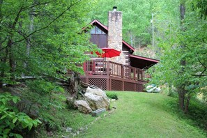 Property grounds - Just 10 minutes from GSM National Park, 2 BR Log Cabin with Hot Tub & Firepit (Pigeon Forge)