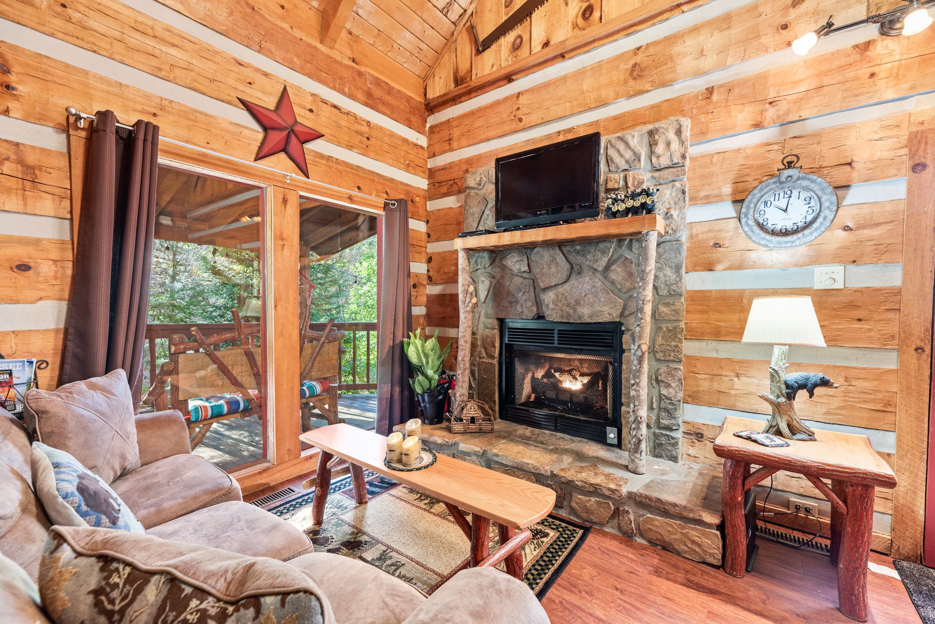 Älytelevisio, takka, DVD-soitin, videokirjasto