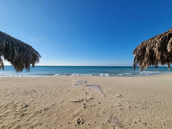 On the beach, sun-loungers - Sand and Sea - Apartment on the sea (Ugento)