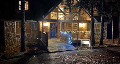 Walk-in! Lodge #1 StoneBridge- Accessible, Rustic 4 Beds / 4 Bath Master Suites