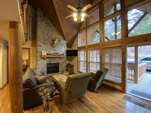 Walk-in! Lodge #1 StoneBridge- Accessible, Rustic 4 Beds / 4 Bath Master Suites