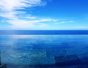 Outdoor pool, a heated pool - Villa Coco Palm - Oasis de Luxe 5*- Magnificent Sea View, Private Pool & Jacuzzi (Saint-Pierre)