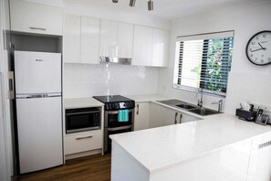 Fridge, microwave, oven, stovetop - Unit 24 - 2 Bedroom Renovated Townhouse, Walk to Noosa River (Noosaville)