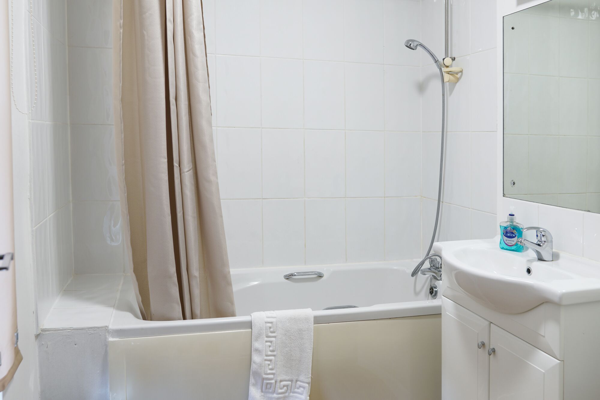 Double Room | Bathroom | Combined shower/bathtub, free toiletries, towels, soap