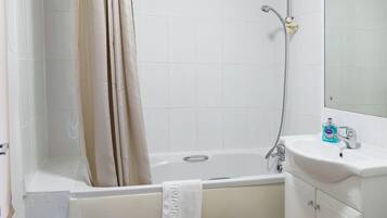 Double Room | Bathroom | Combined shower/bathtub, free toiletries, towels, soap