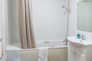 Double Room | Bathroom | Combined shower/tub, free toiletries, towels, soap - Royal Hotel Kettering (Kettering)