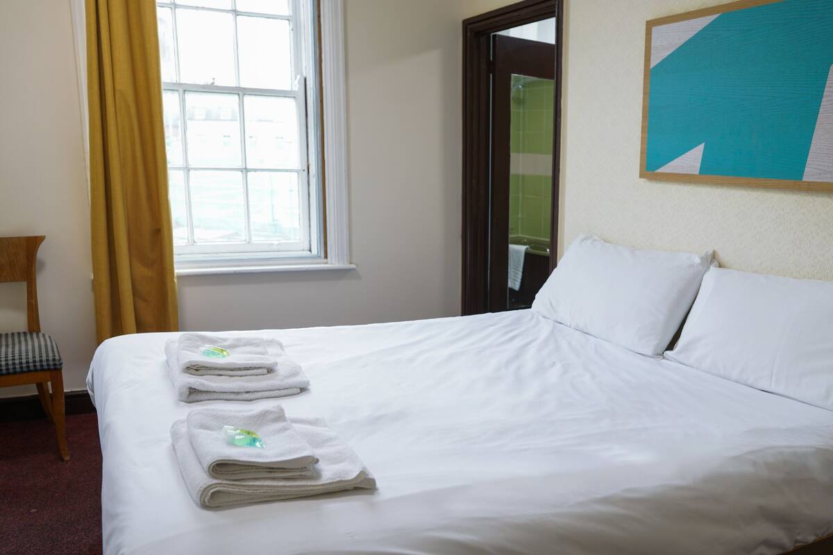 Double Room | WiFi (free), bed sheets