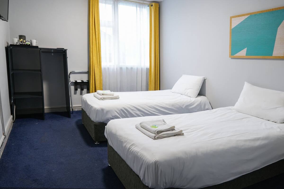 Twin Room | WiFi (free), bed sheets