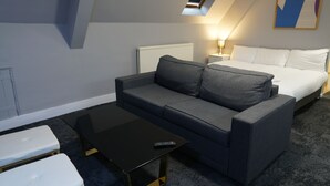 Comfort Quadruple Room | WiFi (free), bed sheets - Royal Hotel Kettering (Kettering)