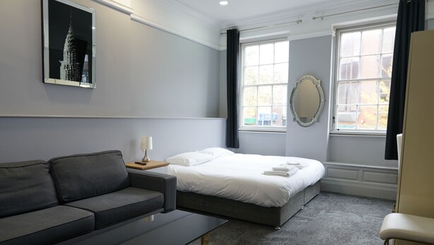 Comfort Quadruple Room | WiFi (free), bed sheets - Royal Hotel Kettering (Kettering)