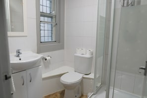 Bathroom - Royal Hotel Kettering (Kettering)