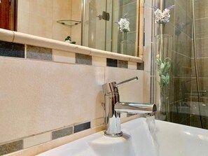 Een douche, een haardroger, handdoeken, zeep