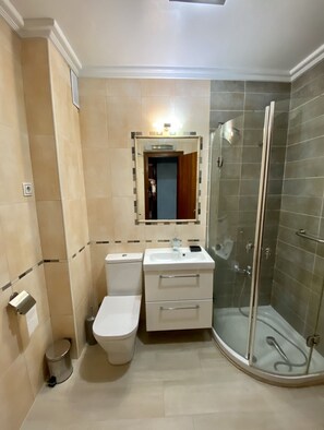 Een douche, een haardroger, handdoeken, zeep