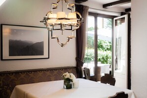 Dining - Suite mit Bergblick - Bio Design Boutique Hotel Landhaus St. Georg (Bad Wiessee)