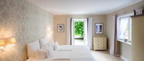 1 bedroom, desk, travel cot, WiFi