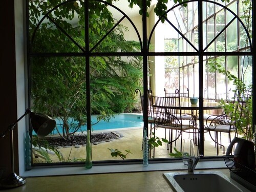 Ecolodge "Au Fil de l'Eau". Swimming pool in inner garden. Near Isle/Sorgue.