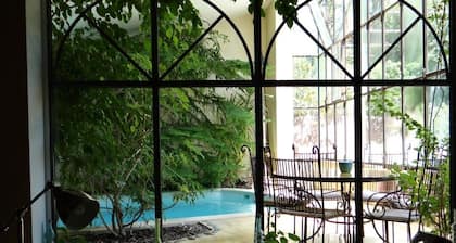 Ecolodge "Au Fil de l'Eau". Swimming pool in inner garden. Near Isle/Sorgue.