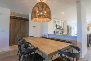 Dining - 2 Mins to Beach; Community Pool & Pickleball; Dog Friendly; Walk to Grocery, Shops & Restaurants! (Isle of Palms)