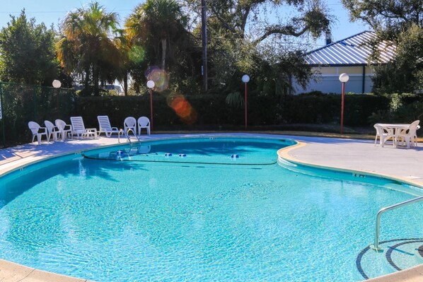 Pool - 2 Mins to Beach; Community Pool & Pickleball; Dog Friendly; Walk to Grocery, Shops & Restaurants! (Isle of Palms)