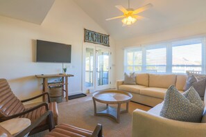 TV, Netflix, Hulu, streaming services - 2 Mins to Beach; Community Pool & Pickleball; Dog Friendly; Walk to Grocery, Shops & Restaurants! (Isle of Palms)