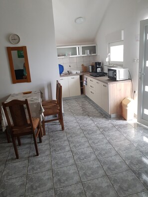 Kjøleskap, mikrobølgeovn, kokeplater og kaffetrakter/tekoker