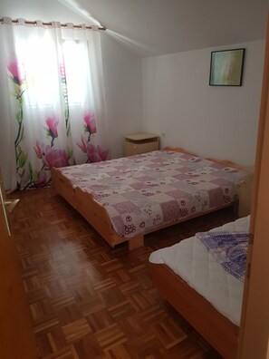 3 slaapkamers, een strijkplank/strijkijzer, wifi, beddengoed