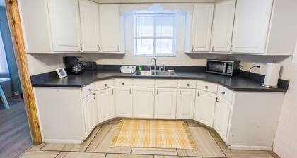 The Stone Castle - With Private Yard & Parking, Near Falls & Casino by Niagara Hospitality