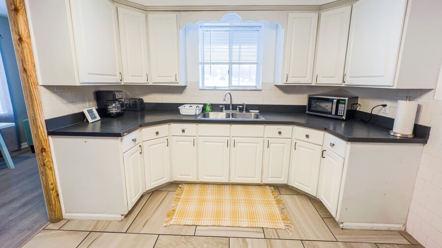 The Stone Castle - With Private Yard & Parking, Near Falls & Casino by Niagara Hospitality