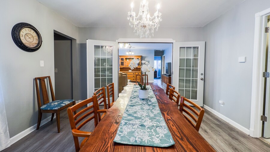 The Stone Castle - With Private Yard & Parking, Near Falls & Casino by Niagara Hospitality