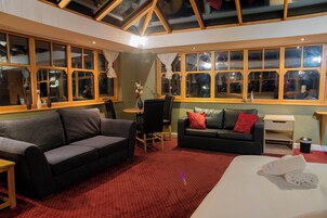 Decoración personalizada, muebles diferentes y wifi gratis 