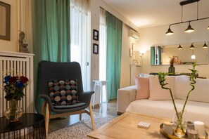 Smart TV, libros y estéreo 