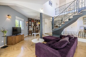 Deluxe Villa | Living area | 45-inch LCD TV with cable channels, TV - Villa Artea (Podstrana)