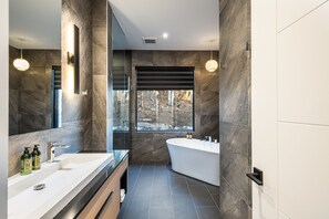 Badewanne, Haartrockner, Handtücher