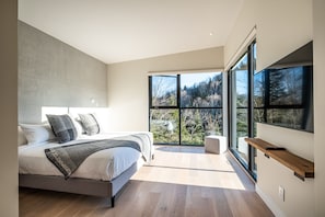 4 bedrooms, iron/ironing board, WiFi, bed sheets - Ohana Chalet | Luxurious Property | Hot tub / Tremblant Living (La Conception)