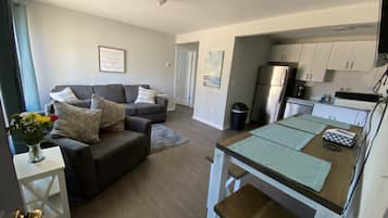 TV connectée, lecteur de DVD, livres