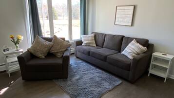 TV connectée, lecteur de DVD, livres