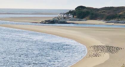 Cottage on the harbour front with sea and mountain views in glorious Snowdonia