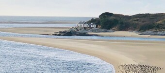 Cottage on the harbour front with sea and mountain views in glorious Snowdonia